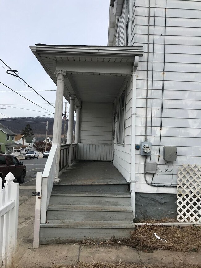 Building Photo - 4 Bedroom 1 Bath