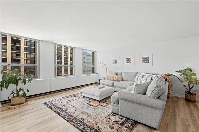 Foto del edificio - 2626 N Lakeview Ave