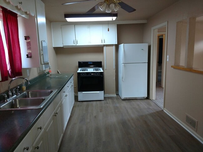 Building Photo - Move in SPECIAL. 1/2 off first full months...