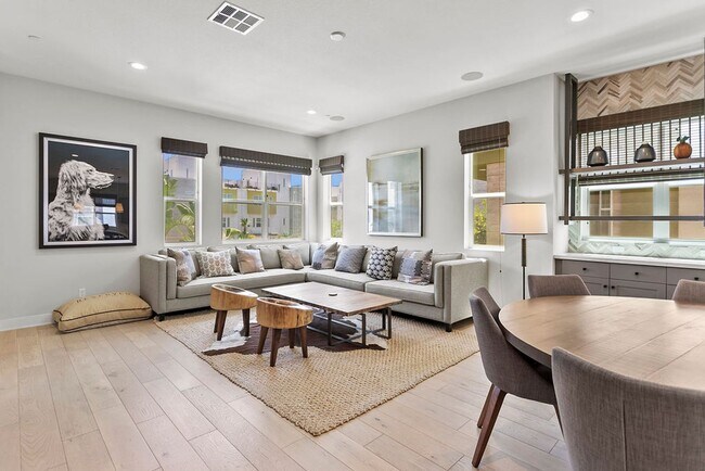 Foto del edificio - FURNISHED MODEL TOWNHOME IN HOA COMMUNITY