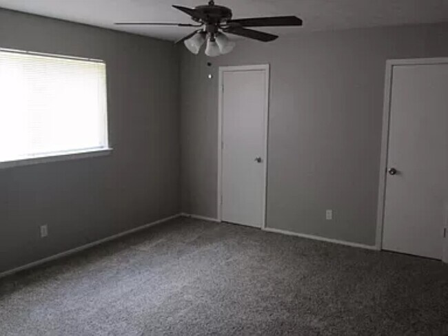Foto del edificio - 1366 Oakbluff Dr