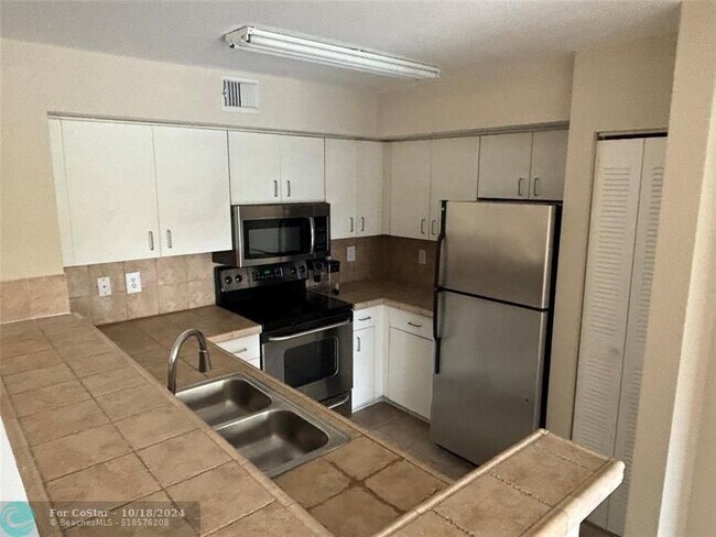 Foto del edificio - 1733 Village Blvd