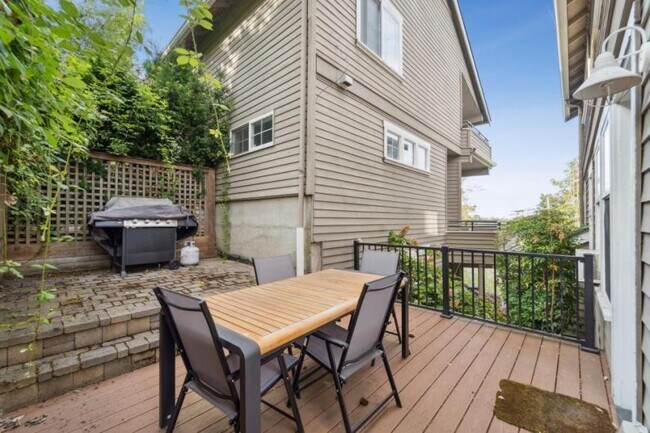Foto del edificio - 3 bedroom in Seattle WA 98112