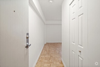 Building Photo - 500 Av Des Pins O