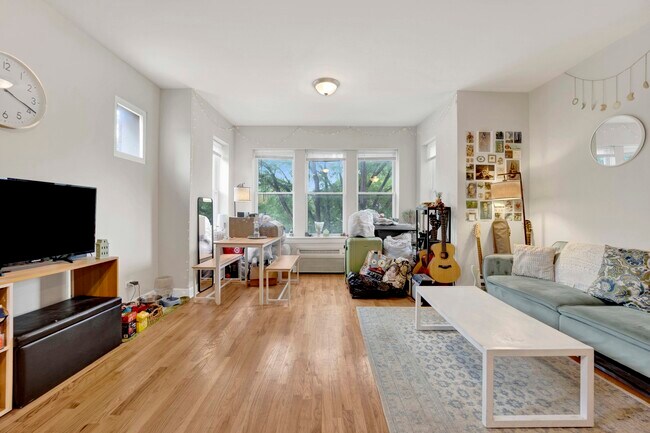Foto del edificio - 2456 N Hamlin Ave