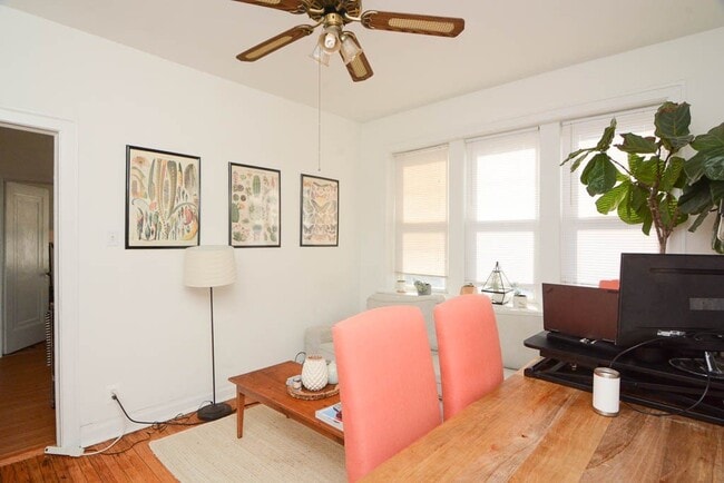 Photo - 1933 W Crystal St (Chicago, IL) Apartment