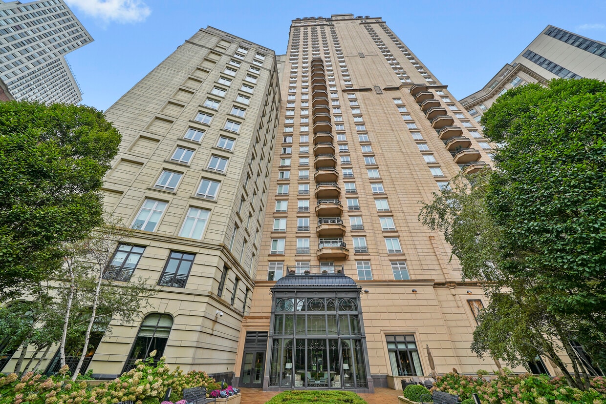 Foto principal - 2550 N Lakeview Ave