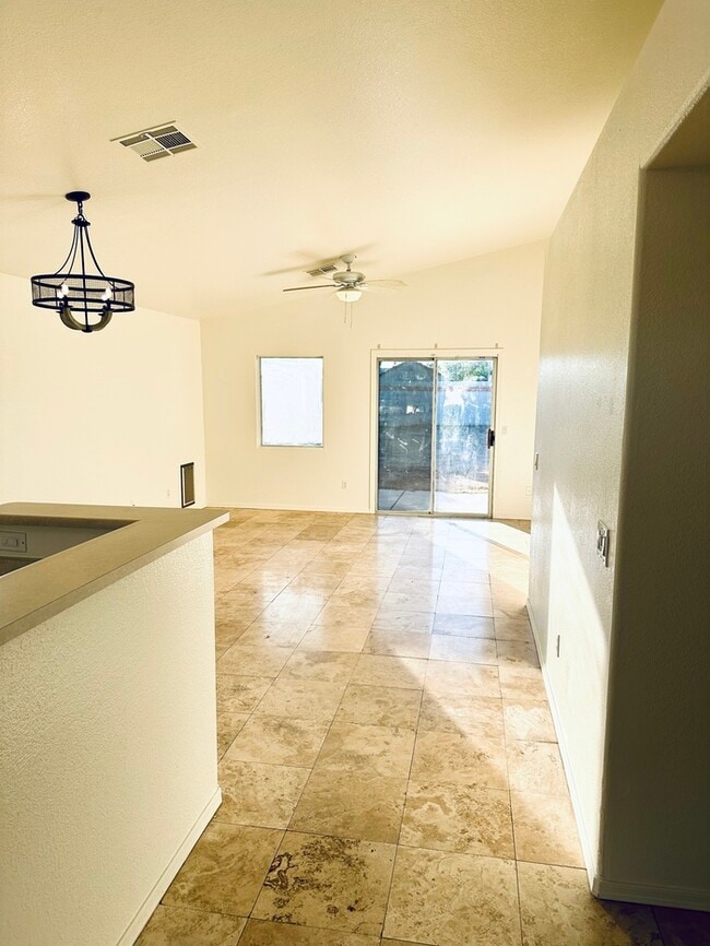 Foto del edificio - Adorable single story, corner lot home wit...