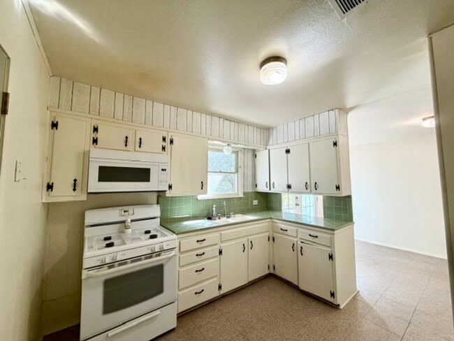 Building Photo - 2600 S 26th St