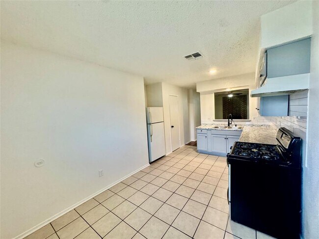 Building Photo - 5105 Purple Sage Dr