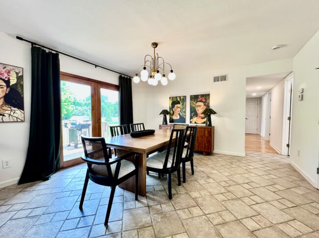 Foto del edificio - Large, stylish home in heart of Liberty twp.