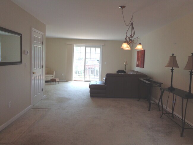 Foto del edificio - 560 Silver Sands Rd