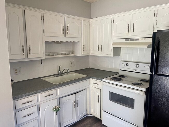 Building Photo - Sugar Creek Duplexes