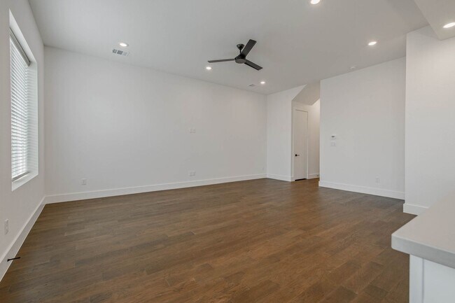 Building Photo - Brand new 4/4.5 Townhome