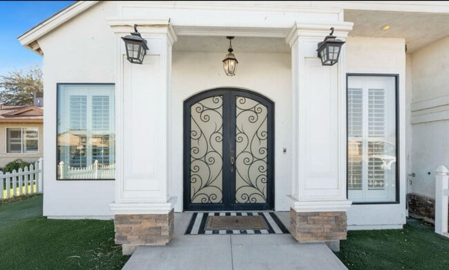 Building Photo - Spacious 5-Bedroom Home with Pool – Perfec...