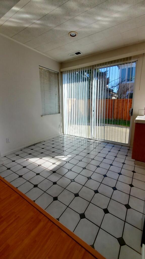 eat at kitchen - 2 Lagorio Ct