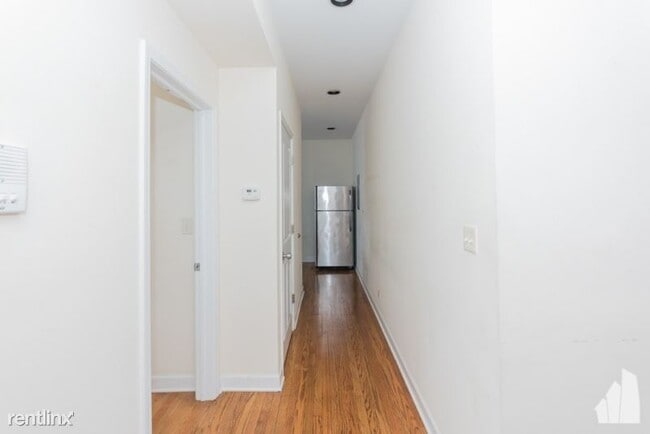 Building Photo - 854 W Cornelia Ave