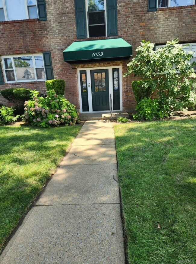 Building Photo - 1059 Rottkamp St
