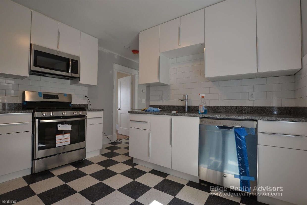 3 br, 1 bath - 160 Waverley Ave - 3 br, 1 bath  - 160 Waverley Ave