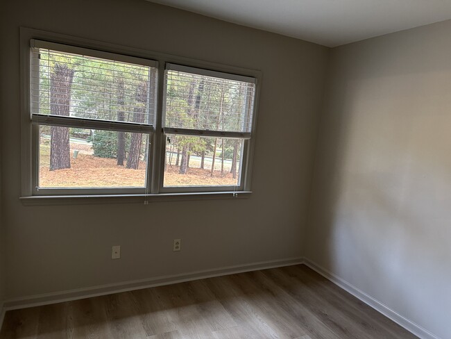 Building Photo - 115 Mossbark Ln