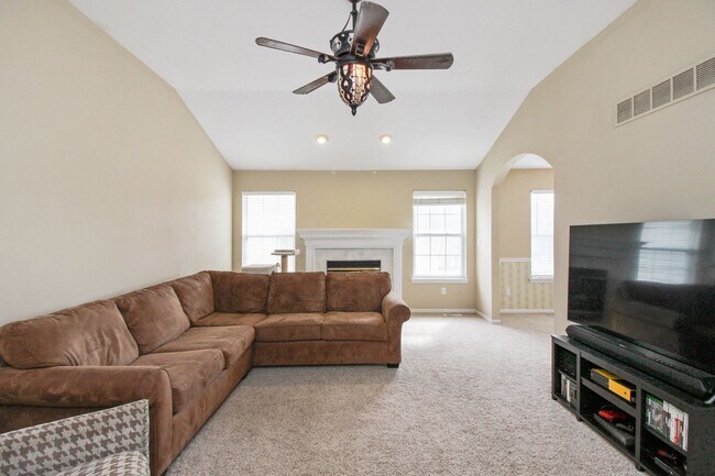 Building Photo - Spacious two-story home in a convenient lo...