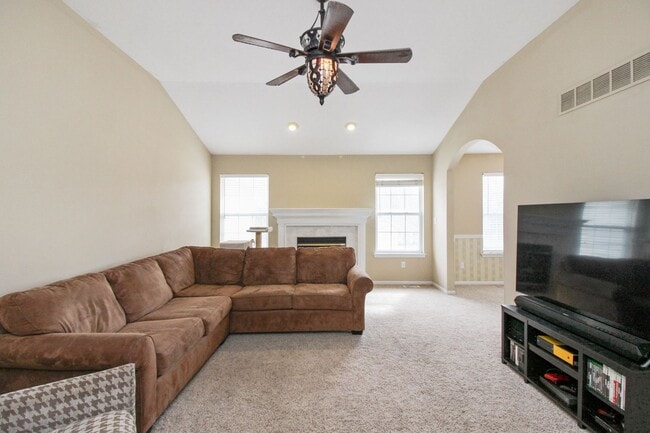 Foto del edificio - Spacious two-story home in a convenient location