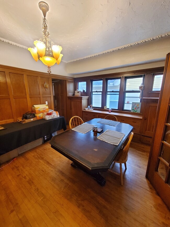 Building Photo - Beautiful 3BED/1BATH East Side Upper Unit