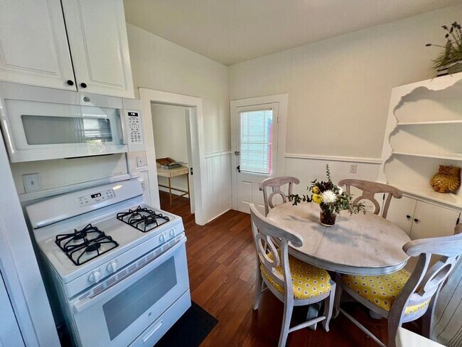 Foto del edificio - Charming 2 bedroom 1 bathroom unit one blo...
