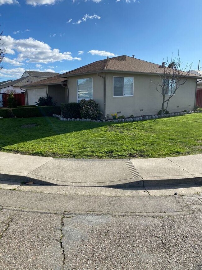 Building Photo - Fabulous 3 Bedroom 1 Bath Single Family Home