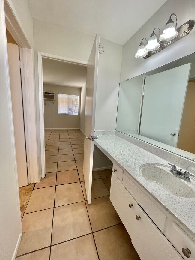 Foto del edificio - 1021 N Normandie Ave