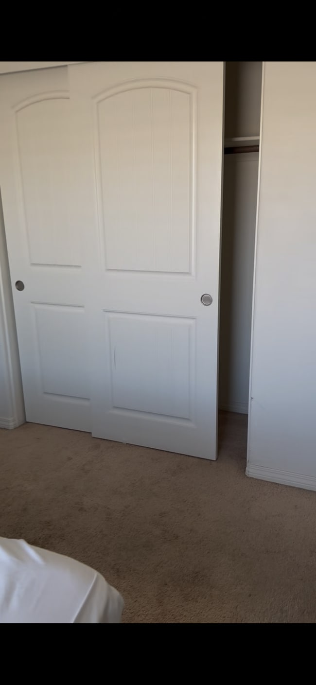 Building Photo - 14925 Shoreham St