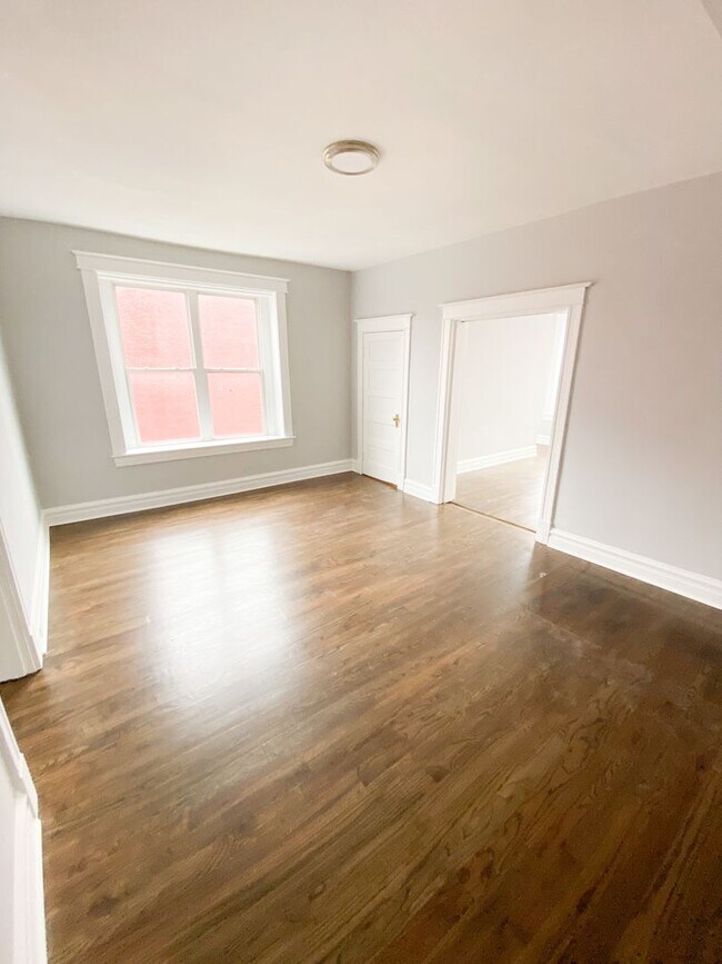 Foto del edificio - Steps from Cherokee, Gorgeous 1 bed/1 bath with bonus room! Hardwood floors! Central A/C! Quartz ...
