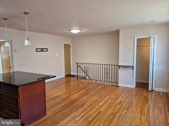 Building Photo - 7254 Mansfield Ave