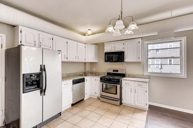 Kitchen - 2000 W Roscoe St