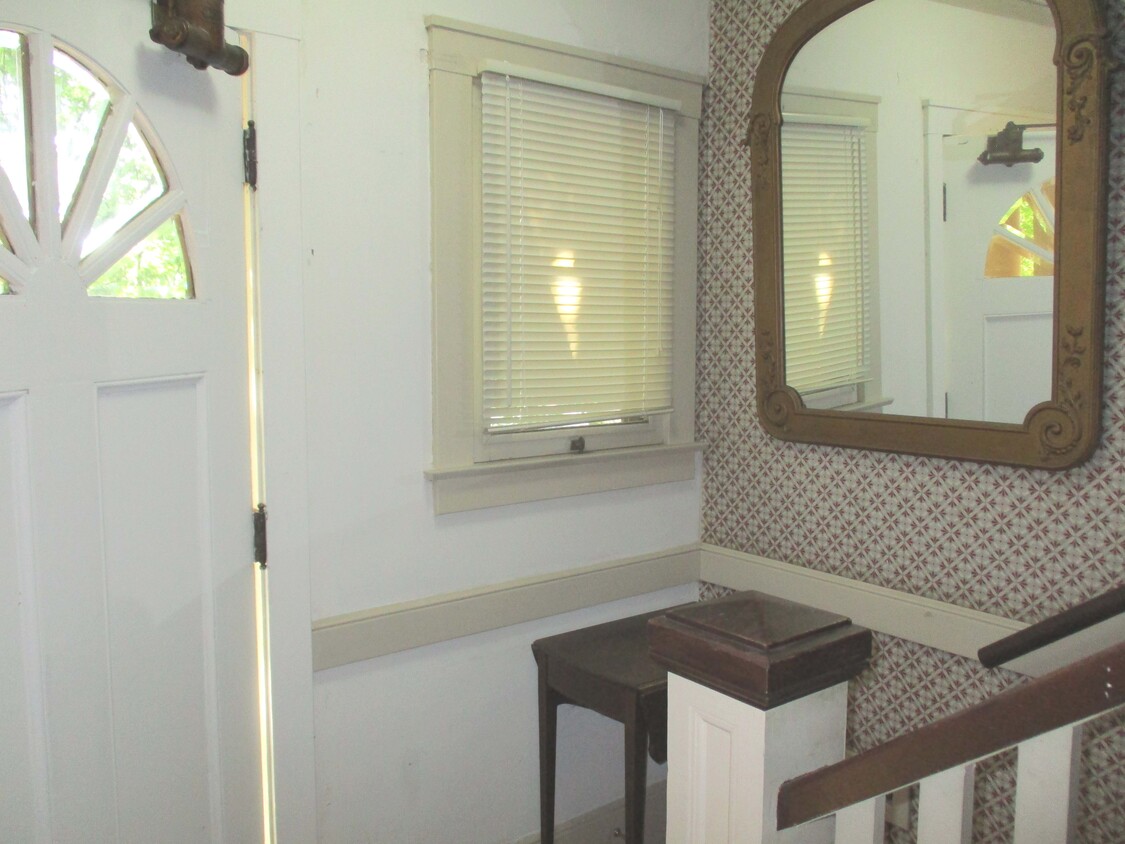 Entry foyer - 1348 38th St