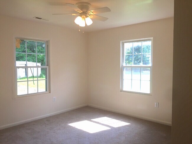 Building Photo - SUPER CUTE 2 BEDROOM HOME IN NORFOLK FOR R...