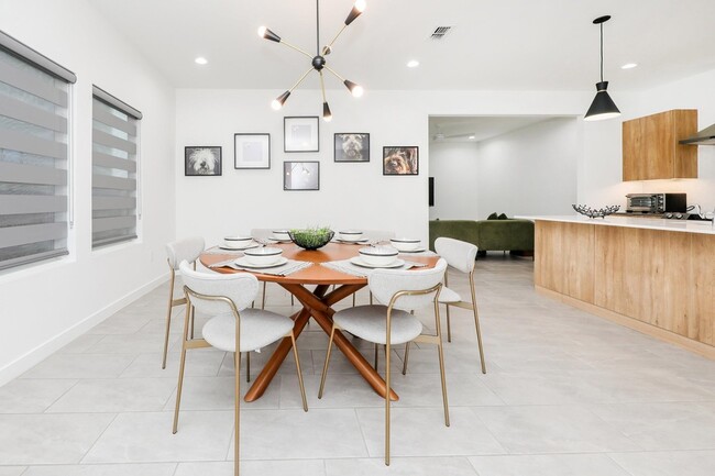 Building Photo - 305 Deer Path Lp