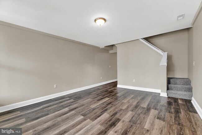 Building Photo - 427 S Augusta Ave
