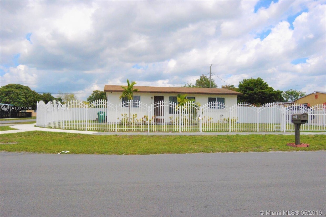 2981 NW 159th St Opalocka, FL 33054 Alquileres en Opalocka, FL