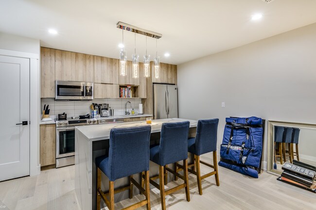 Building Photo - 1955 N Lincoln Ave