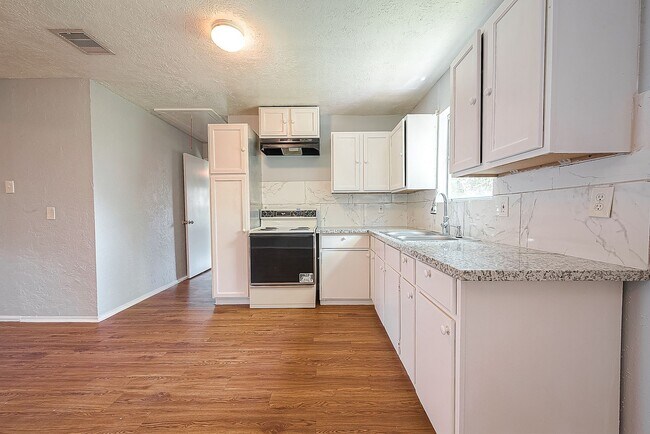 Building Photo - Affordable spacious 4bed/2bath single-family house!