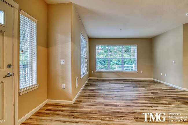 Building Photo - Beautiful 1br Condo in Sherwood. End unit ...