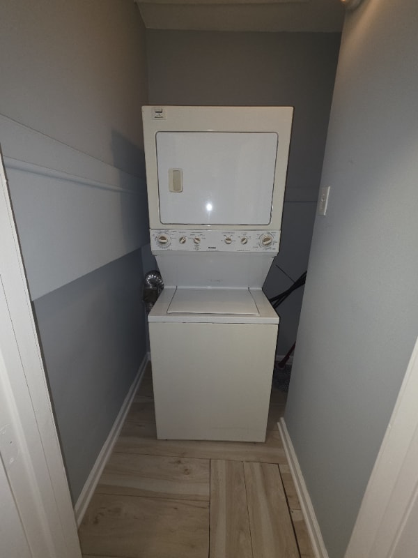 Building Photo - 1212 Holbrook St NE