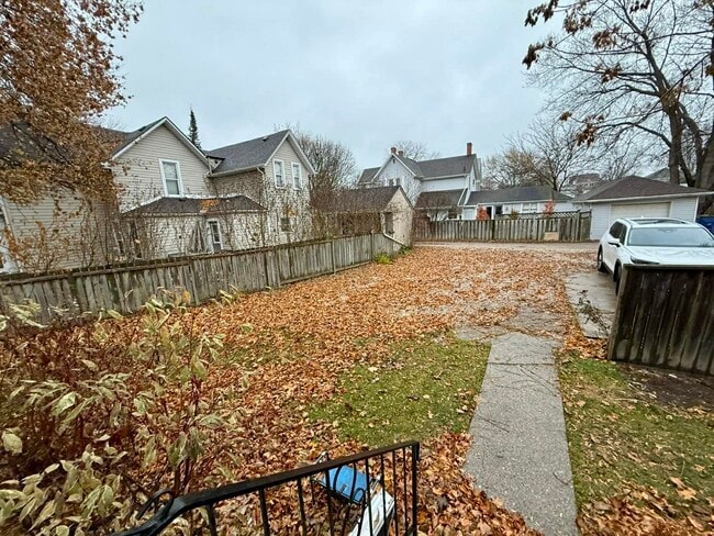 Building Photo - 135 William St N