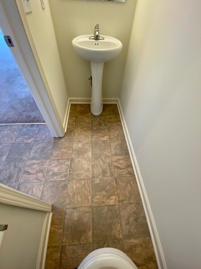 Foto del edificio - Newly constructed 4 bedroom, 2.5 bathroom ...