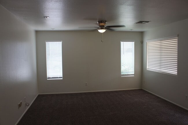 Building Photo - 3 bedroom with loft in Cheatham farms