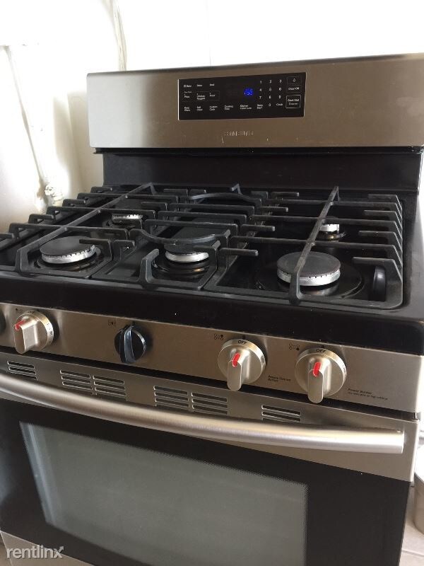 Foto del edificio - 1818 Centre St