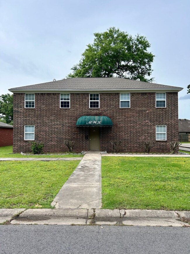 Building Photo - 1508 E 13th St