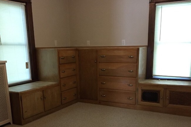 Built in storage - 312 W 10th Ave