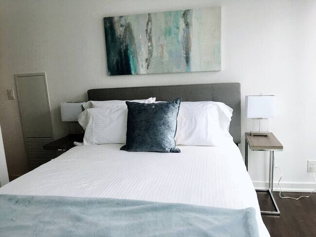 Building Photo - 3-29-29 Bremner Blvd